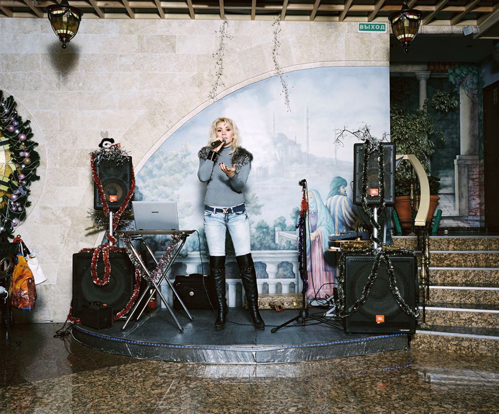 1. miejsce, "Sztuka i rozrywka" - fotoreportaż © Rob Hornstra, Holandia / Institute for Artist Management. Marika Bajur śpiewa w restauracji Eurasia w Soczi.