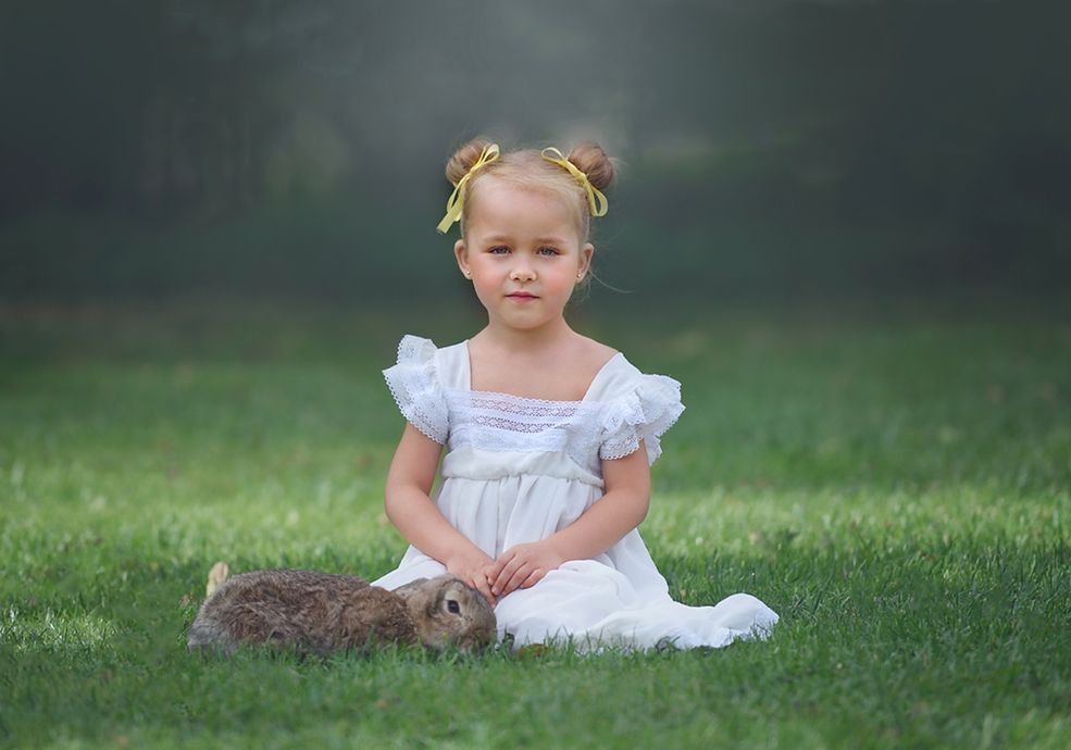 Po urodzeniu córki, 6 lat temu, postanowiła otworzyć własna firmę.
- W tamtych czasach nie było tyle możliwości kształcenia się w zakresie fotografii. Nie było warsztatów, tutoriali na YouTube - w każdym razie na pewno nie tyle, co dziś. Dlatego zdecydowałam się na szkołę fotografii, w której wykłada kadra z Uniwersytetu Artystycznego w Poznaniu. W czasie nauki miałam okazję pracować w ciemni, poznałam historię fotografii, miałam zajęcia z optyki i fotografii mody. Z pewnością dało mi to dużo szersze spojrzenie na fotografię i na to, co chciałabym robić w swoim życiu - mówi Anna.