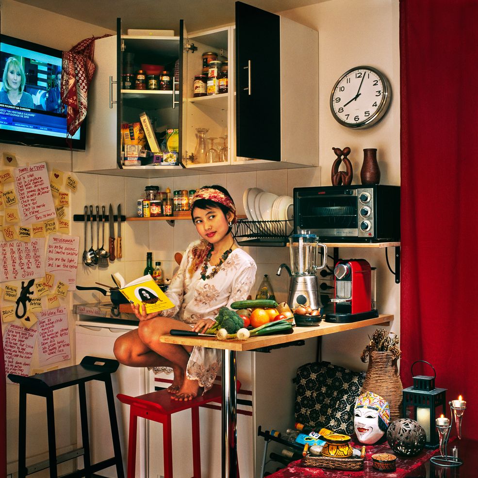 Mami Kiyoshi zaczęła fotografować podczas studiów na Akademii Sztuk Pięknych w Musashino. Wszystko ma swój początek w cyklach autoportretów oraz zdjęciach rodzinnych. Z czasem artystka zaczęła interesować się portretowaniem innych osób i opowiadaniem ich historii. Mami porusza się po świecie rzeczywistości swoich bohaterów niczym detektyw w filmie kryminalnym, przed którym nic się nie ukryje. Dzięki chęci dogłębnego analizowania przypadków, o których opowiada mogła zwolnić i stworzyć portretowe arcydzieło w postaci ”New Reading Portraits”.