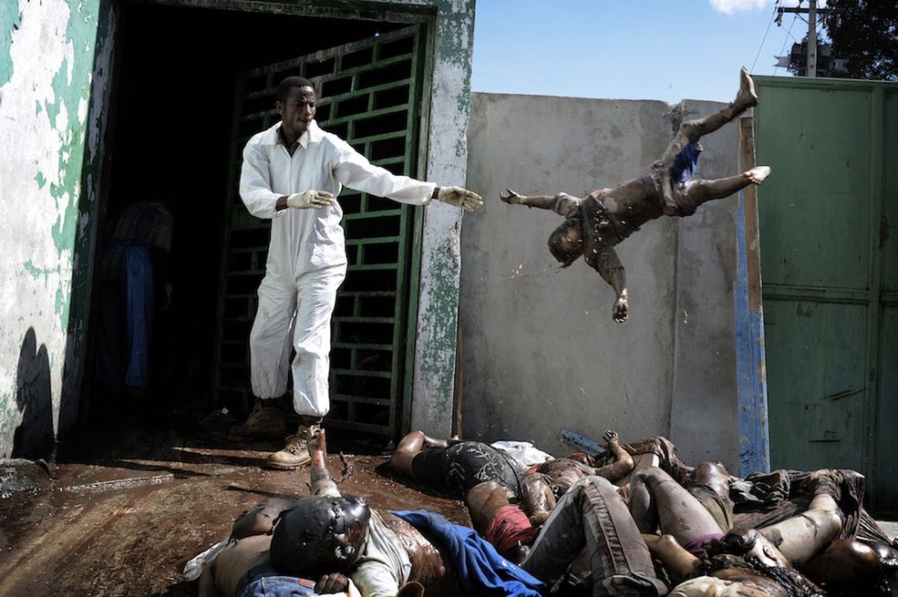 Fot. Olivier Laban-Mattei / Agence France-Presse / Francja 1st prize General News Stories
Olivier Laban-Mattei, France, Agence France-Presse
Haiti earthquake aftermath, 15-26 January
A man throws a dead body at the morgue of the general hospital, Port-au-Prince, 15 January