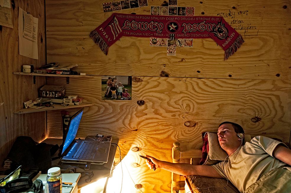 Czego szukasz w tematach, które realizujesz? Co Ci to daje wewnętrznie?
Szukam prawdziwych historii – niekoniecznie tych z pierwszych stron gazet. To, co wtedy czuję to adrenalina, jak u sportowca oraz szczęście i spełnienie.
Zawsze stawiam sobie dość wysokie poprzeczki, jeśli chodzi o dobór tematu oraz ich realizację. Lubię pracować sam, dlatego też po 20 latach fotografowania mam dość pracowania łokieć w łokieć z innymi.