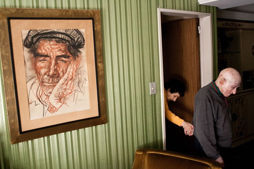 1. miejsce, "Życie Codzienne" - fotoreportaż © Alejandro Kirchuk, Argentyna. 89-letni Marcos wyprowadza z pokoju swoją 87-letnią żonę Monikę, która jest chora na Alzheimera.
