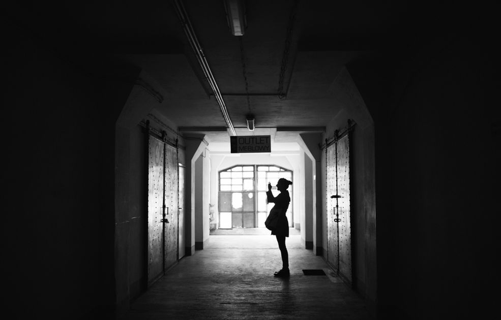 Co według Ciebie jest najważniejsze w ulicy?
W przypadku fotografii ulicznej, jak i każdej innej – zauważyłam, że ważna jest umiejętność wewnętrznego zwolnienia. Po to, by widzieć więcej. Kiedy przestaniemy gonić za kadrami, one zaczynają się dziać wokół nas – jesteśmy w centrum tego zamieszania.