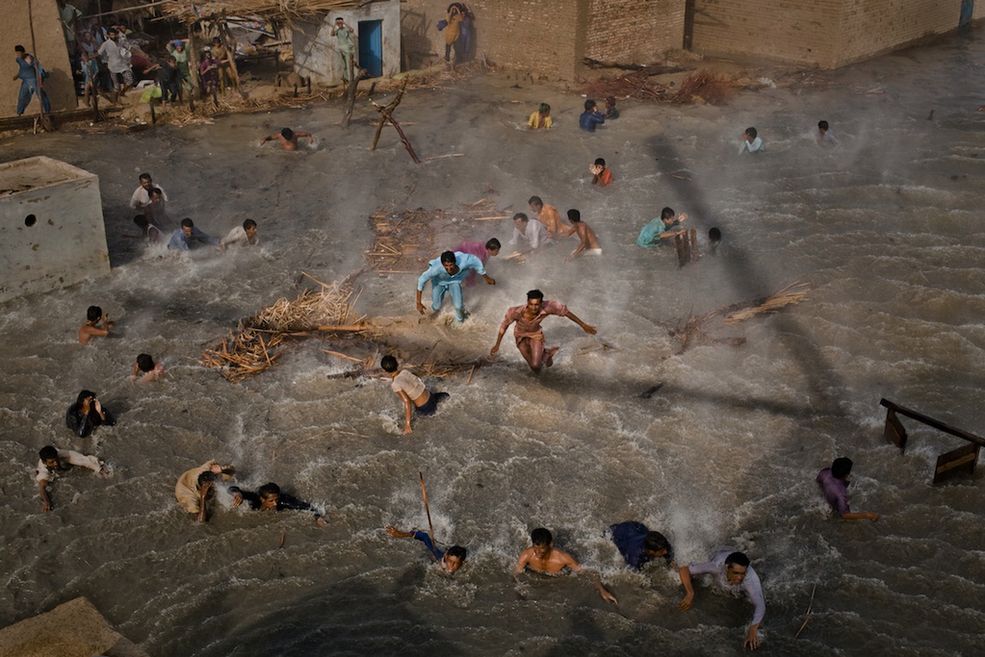 Fot. Daniel Berehulak / Getty Images / Australia 1st Prize People In The News Stories
Daniel Berehulak, Australia, Getty Images
Pakistan floods, August-September:
Flood victims scramble for food as they battle the downwash from a Pakistan army helicopter during relief operations, Dadu, Pakistan, 13 September.