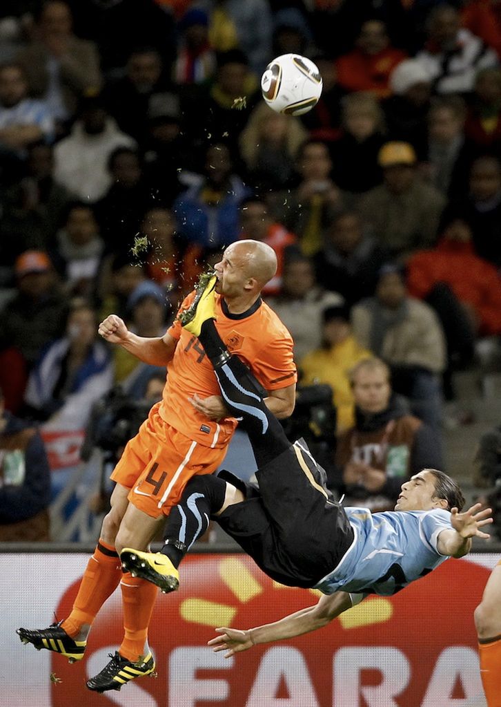Fot. Mike Hutchings / for Reuters / RPA 1st Prize Sport Single
Mike Hutchings, South Africa, for Reuters
Netherlands Demy de Zeeuw is kicked in the face by Uruguayâs Martin CaÌceres during World Cup semi-final, Cape Town, 6 July