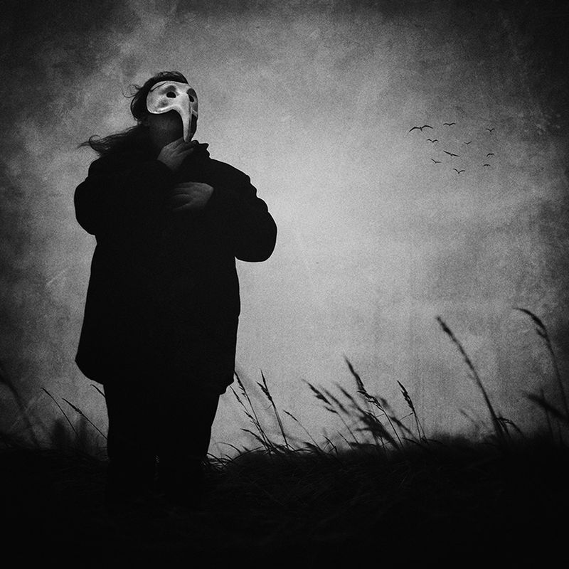 Czyli jednak jest w Tobie nutka artystki.
Fotografia to dla mnie obcowanie z pięknem i tworzenie własnego piękna. Daje mi spokój, karmi wewnętrzną potrzebę tworzenia. Jest moją pracą, moim hobby, stała się codzienną częścią mojego życia, mimo to nie powszednieje. Napędza mnie do działania, a także pozwala mieć nieustannie chłonny umysł. Daje mi także możliwość spędzania czasu z innymi, ciekawymi ludźmi.