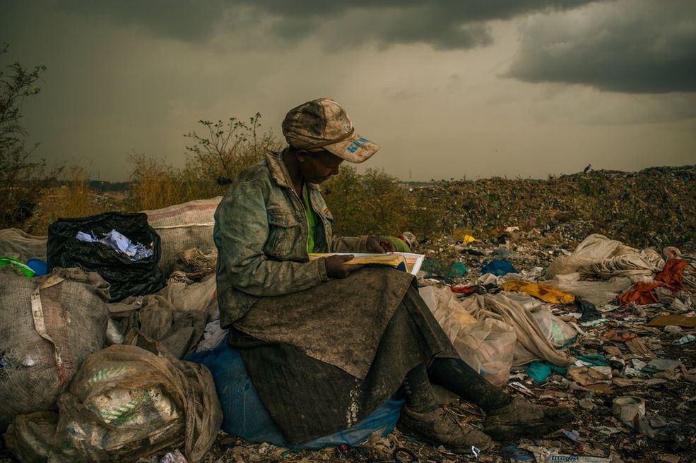 Contemporary Issues Single - 1 miejsce Ta mieszkanka Nairobi żyje ze zbierania śmieci na gigantycznym wysypisku, położonym w dzielnicy slumsów. Urozmaiceniem jej życia są znalezione książki. Fot. Micah Albert.