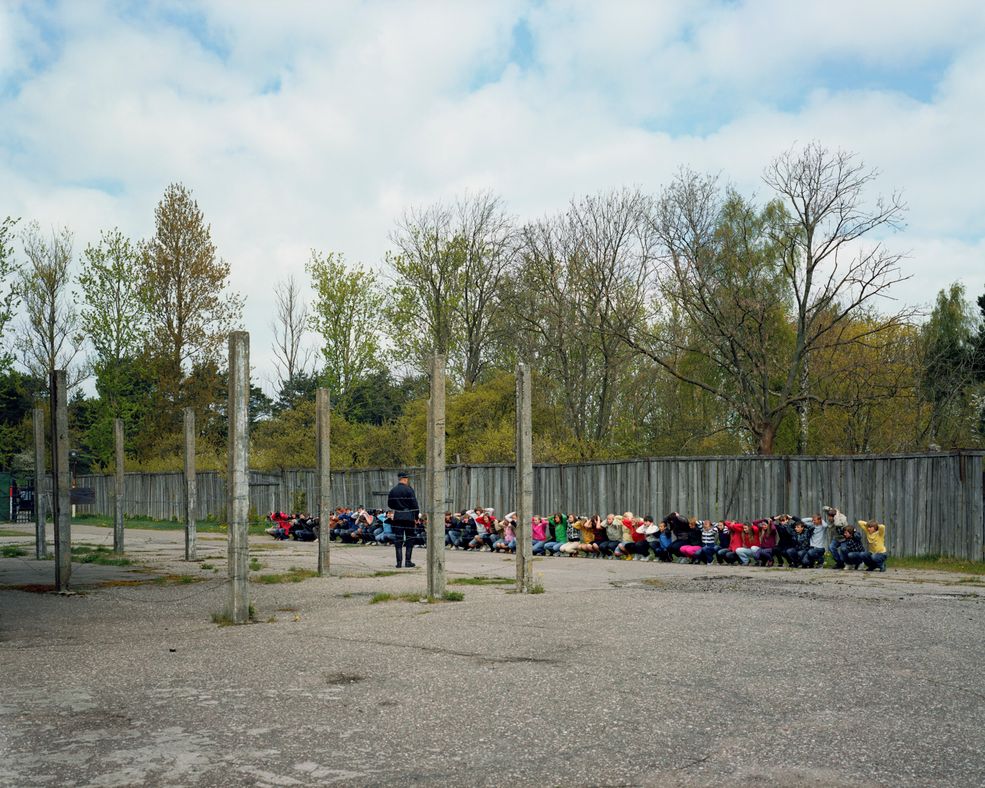 Obóz Karostas Cietums na Łotwie
Wszędzie, gdzie fotografował, spotkał się z przykładami braku pokory i obraźliwym zachowaniem. W celi tortur w Kambodży zobaczył napis „Byłem tu” na ścianie. W innych miejscach ludzie żartowali i robili sobie selfie.