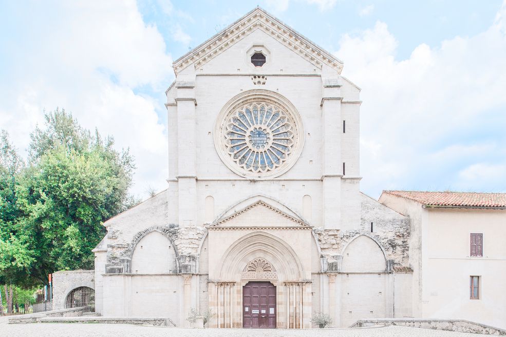 "Domus Alba", czyli Biały Dom, jest miejscem odpoczynku, w którym można schować się przed burzą codziennego życia i zatopić się w ciszy, co w dzisiejszych czasach jest niezwykle ważne. Poprzez zdjęcia z serii, Federico Scarchilli stara się przywrócić duchowość swojemu pokoleniu.