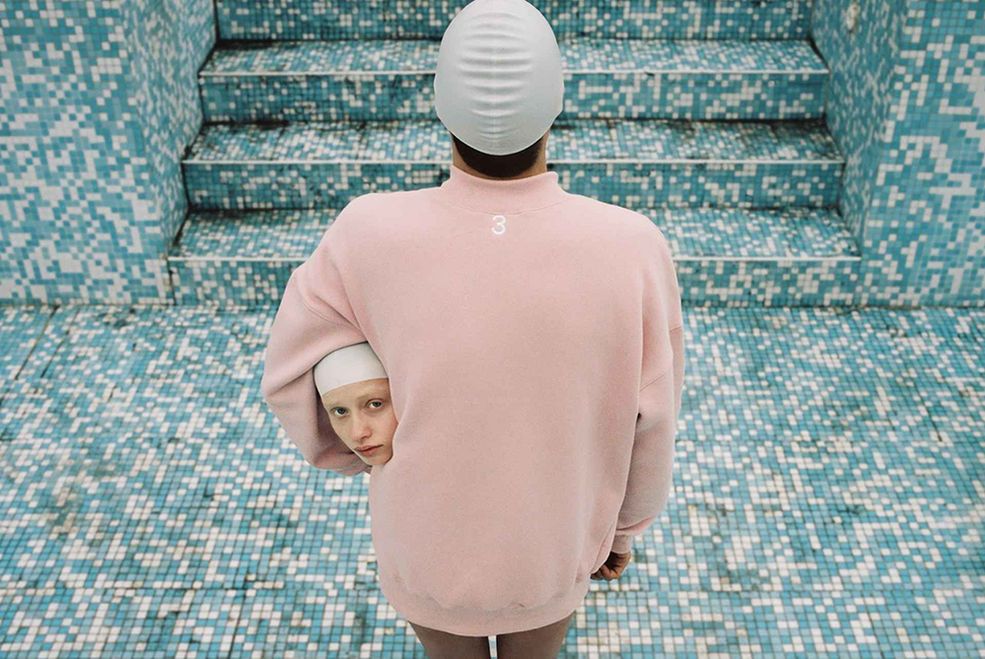 W konkursie 2016 EyeEm Photography Award wyróżniono zwycięzców 6 głównych kategorii: The Portraitist, The Architect, The Great Outdoors, The Photojournalist, The Street Photographer oraz Photographer of the Year. Ostatnia kategoria jest główną nagrodą całego współzawodnictwa.
Kategoria „The Portratist” ukierunkowana było na fotografowanie ludzi. Główną nagrodę zdobył Can Dagrsiani z Turcji. Zwycięskie zdjęcie jest częścią serii „Inside Out, and in his words”, która opowiada historię dwojga ludzi z różnymi elementami architektonicznymi w poszukiwaniu tożsamości. Fotografia została wykonana klasycznym aparatem dalmierzowym – Voigtlander Bessa r2a.