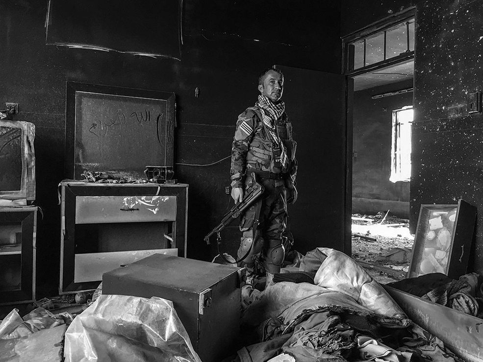 Konkurs Mobile Photography Awards poświęcony jest zdjęciom wykonanym za pomocą urządzeń mobilnych – smartfonów i tabletów. Idea przedsięwzięcia koncentruje się wokół tego, że nie jest potrzebny drogi, profesjonalny sprzęt, by zrobić dobre zdjęcie. Zwycięzcą pierwszej nagrody w konkursie został Giles Clarke. Nowojorski fotograf zaprezentował surowe, a zarazem poetyckie portfolio reporterskie. Jego zdjęcia zawierają relacje z działań wojennych, życia codziennego oraz wydarzeń politycznych.
Giles Clarke urodził się w Londynie w 1965 roku, a fotografią zajął się na poważnie w latach 80., kiedy to przebywał w Berlinie. W 1995 roku przeprowadził się do Nowego Jorku, gdzie przez rok pracował w studiu Richarda Avedona. Później przez 10 lat zajmował się produkcją telewizyjną dla Channel 4 UK w Hollywood. Przez ostatnie lata jednak poświęcił się pracy społecznej i nagłaśnianiu sytuacji, które wymagają interwencji.
W konkursie zostali wyróżnieni również Polacy, lecz niestety żaden z naszych rodaków nie uplasował się na I miejscu.