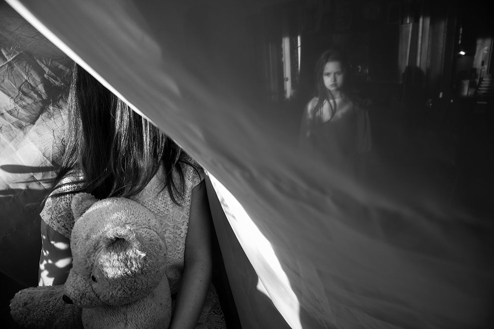 Doroczny konkurs B&W Child podzielony jest zawsze na dwie półroczne części. Po zakończeniu obu z nich wyłaniany jest najlepszy fotograf dziecięcy roku. Warunki wzięcia udziału w konkursie są proste – uczestnik musi mieć skończone 18 lat, a zdjęcie musi dotyczyć tematyki dziecięcej i być czarno-białe.