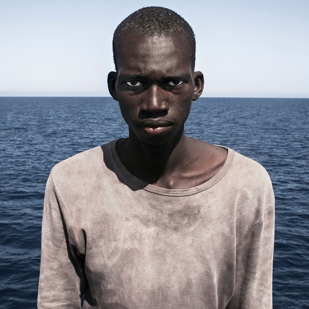 Pierwsze miejsce zajął Cesar Dezfuli za portret z serii ”Pasażerowie”. Jego zdjęcie pokazuje Amadou Sumaila, 16-latka z Mali, który uciekł do Włoszech z Mali ogarniętego wojną. Chłopak skończył w obozie dla uchodźców.