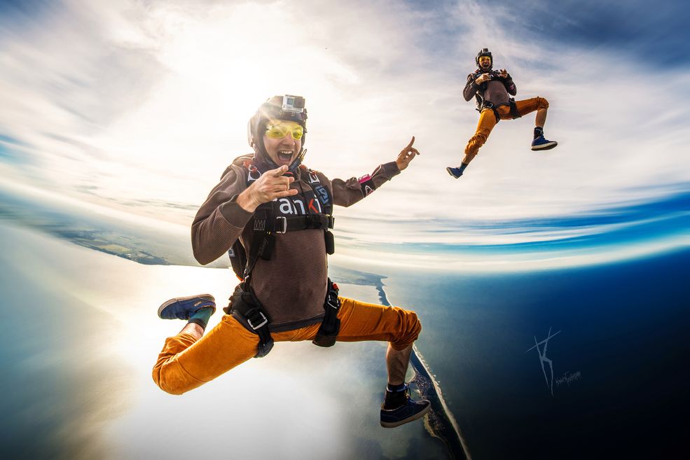 Na czym dokładnie polega skydiving i dlaczego wybrałeś tę dziedzinę? Wcześniej robiłeś
wiele zdjęć sportów ekstremalnych z ziemi.
I nadal je robie! Na czym polega skydiving? Jak sama nazwa wskazuje - na nurkowaniu, tylko w powietrzu. Ale tak na poważnie, to na wyskakiwaniu z samolotu na 4000 metrów i spadaniu, tylko w różnej formie, pod różnymi kątami, w różnych kontrolowanych pozycjach i różnych prędkościach, czyli 200-350 km/h. Ja wolę bardziej romantyczne określenie, że polega na lataniu.
Moje życie to fotografia, ale też czynne uczestniczenie w tym, co fotografuję. Kiedyś postawiłem sobie cel, że będę robił zdjęcia w każdym środowisku, jakie znamy. Robię zdjęcia na ziemi, pod wodą, a do kompletu brakowało mi tylko powietrza. Zawsze marzyłem o lataniu, padło więc na skydiving, który daje mega wolność, dostarcza tak pięknych emocji, że człowiek po pierwszym skoku chce tylko więcej i więcej!