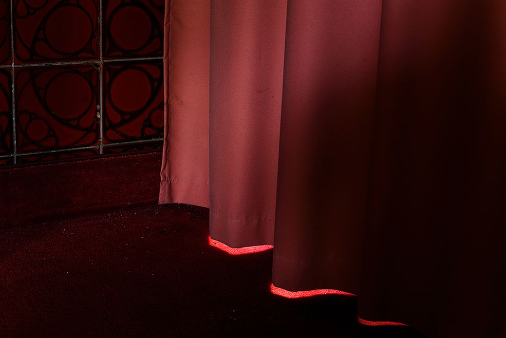 Marcin Watemborski: Jak długo uprawiasz dokument?
Karol Pałka: Fotografią dokumentalną zajmuję się 4 lata. Używam do tego zazwyczaj pełnej klatki Nikona i „pięćdziesiątki". Pierwszy moim projektem dokumentalnym był cykl „Pokolenia”, w którym chciałem pokazać, jakie relacje zachodzą w rodzinie i to, co mnie najbardziej fascynuje, czyli czas.