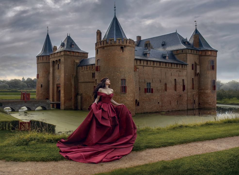 Irina dobiera wspaniałe stroje i rekwizyty do miejsca, w którym fotografuje, dzięki czemu jej zdjęcia zabierają widza w zupełnie inny świat. Do wykonania swoich fotografii używa Canona 5D Mark III z obiektywami: Canon EF 85 mm f/1.2, Canon EF 35 mm f/1.4 oraz Canon EF 135 mm f/2.0.
