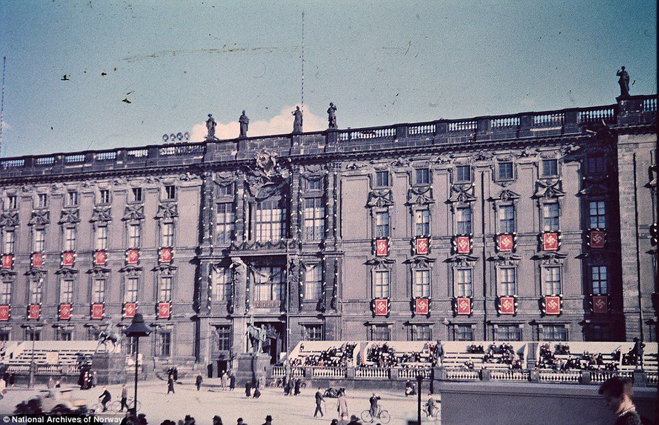 Kolorowe filmy fotograficzne pojawiły się w drugiej połowie lat 30. XX wieku. Odpowiadały za to firmy Kodak ze Stanów Zjednoczonych oraz Agfa z Niemiec. Obie marki prześcigały się i walczyły o to, która z nich pierwsza sprawi, że kolor w fotografii stanie się powszechny i tani. Pierwszy był Kodak ze swoim legendarnym filmem Kodachrome w 1935 roku, chwilę później, w tym samym roku, Agfa opatentowała swoją wersję koloru. Niestety proces tej drugiej firmy był zbyt skomplikowany i potrzebował uproszczenia. W ten sposób dopiero rok po Kodaku, Agfa wypuściła na rynek swój nowy produkt.