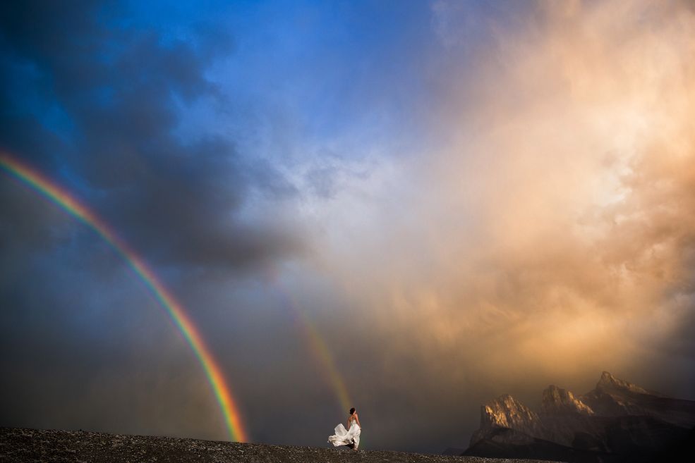 Nowością w świecie konkursów fotograficznych jest International Wedding Photographer of the Year. W tym roku mamy do czynienia z pierwszą edycją tego współzawodnictwa, kierowanego bezpośrednio do fotografów ślubnych. Zwycięzcą została Erika Mann z Two Mann Studios. Jej zdjęcie zajęło pierwsze miejsce w kategorii portretowej i pokazuje parę na tle wspaniałej tęczy.