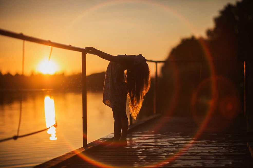 Iza mieszka i pracuje w Łodzi. Jest absolwentką Warszawskiej Szkoły Filmowej, którą ukończyła z wyróżnieniem. Fotografka co roku wyjeżdża ze swoimi pociechami oraz kuzynostwem na wieś, gdzie na beztroskiej zabawie spędzają miesiąc.