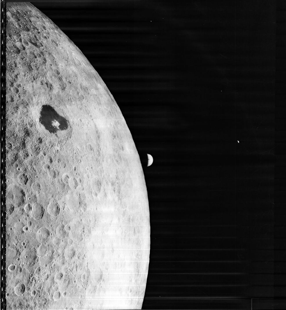 Lunar Orbiter 1 była pierwszą bezzałogową sondą programu Lunar Orbiter. Zasłynęła w historii świata nie tylko wyjściem na orbitę okołoziemską, ale również dostarczeniem pierwszych zdjęć powierzchni Księżyca oraz Ziemi, widzianej z kosmosu.