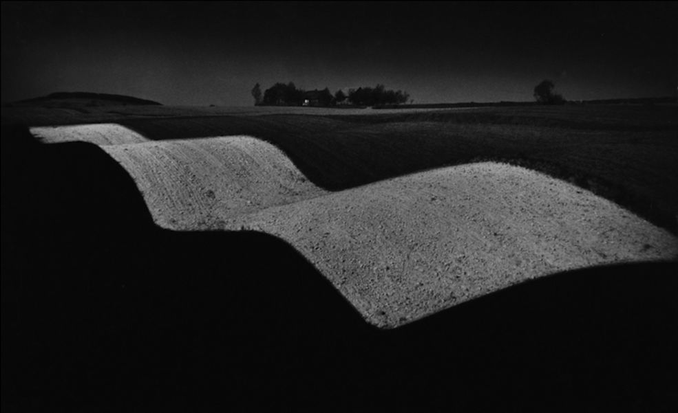 Paweł Pierścieński odszedł w maju 2017 roku w wieku 79 lat. Jako fotograf, krytyk i teoretyk fotografii zapisał się w historii polskiej sztuki obrazowania jako ekspert w swojej dziedzinie. Zajmował się głównie fotografią krajobrazową. Był twórcą legendarnej Kieleckiej Szkoły Krajobrazu, czyli nurtu w fotografii, który bazował na prostocie obrazu przy zachowaniu maksimum treści.
