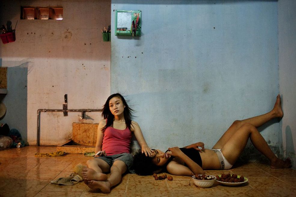 Contemporary Issues Stories - 1 miejsce Mieszkanki Wietnamu, Phan Thi Thuy Vy i Dang Thi Bich Bay, są parą od roku. Wietnamski rząd rozważa wprowadzenie prawa zezwalającego na małżeństwa osób tej samej płci, choć przez lata w tym kraju panowała wobec nich niechęć. Fot. Maika Elan.