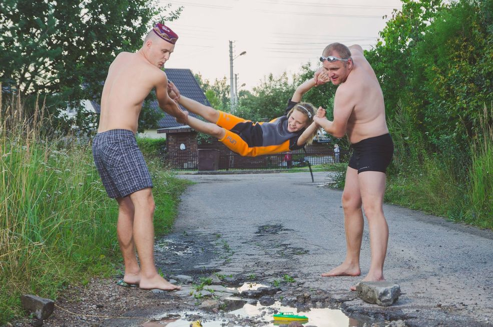 Wszystkie pomysły na kreatywne wykorzystanie kałuż, które tworzą się w dziurach na drogach w Kownie, można obejrzeć na tej stronie: https://www.facebook.com/media/set/?set=a.685975824818171.1073741854.225698617512563&type=3