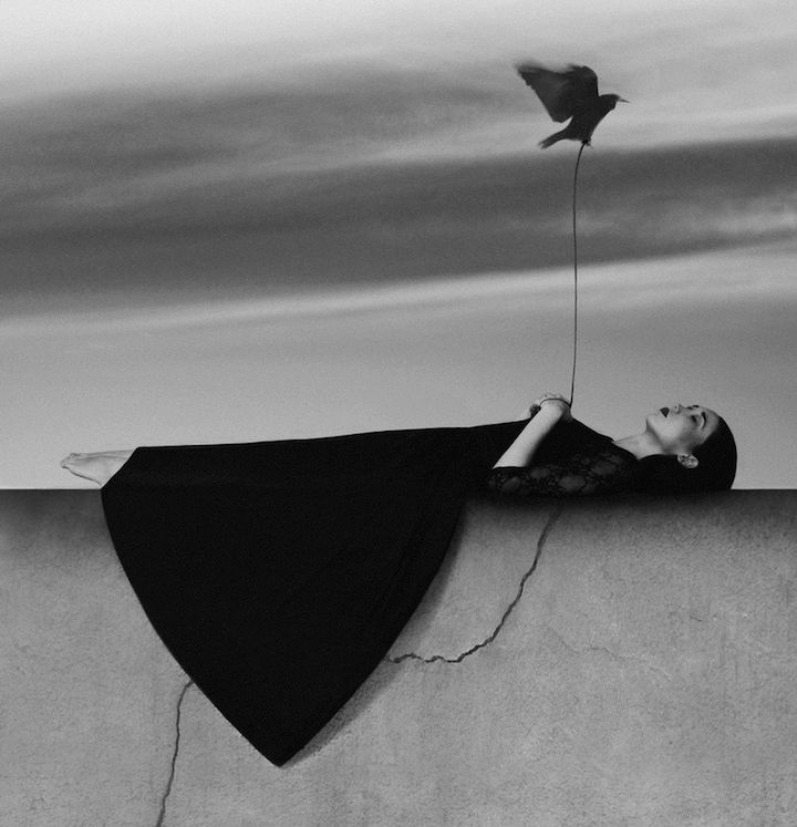 Oszvald fotografuje tylko w czerni i bieli, ponieważ uważa, że kolory rozpraszają. „Podobne podejścia mam do ubrań i innych elementów związanych z wyglądem, dlatego chcę zredukować swoje zdjęcia do formy, kompozycji i treści”.