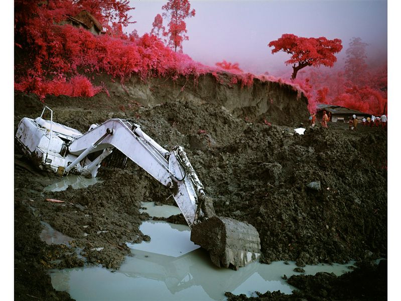 6 Richard Mosse wykorzystał tę starą technikę zdjęć, aby stworzyć wyjątkowy cykl o Kongo. Fotograf wybrał się tam, aby przedstawić grupy rebeliantów walczących, zastawiających zasadzki, nękanych przez ataki i masakry. Krótko mówiąc, wstąpił w strefę wojny. Autor pokazuje też naturalne piękno Afryki, która jest coraz bardziej wyniszczana przez konflikty. Fot. Richard Mosse
