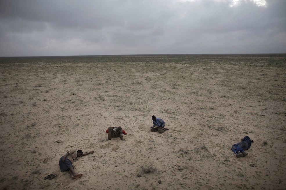 Fot. Ed Ou / Getty Images / Kanada 1st Prize Contemporary Issues Stories
Ed Ou, Canada, Reportage by Getty Images
Escape from Somalia, March:
Four Somali refugees en route to Yemen sleep in the desert after traveling all night on muddy roads and in pouring rain, Somaliland, 15 March.