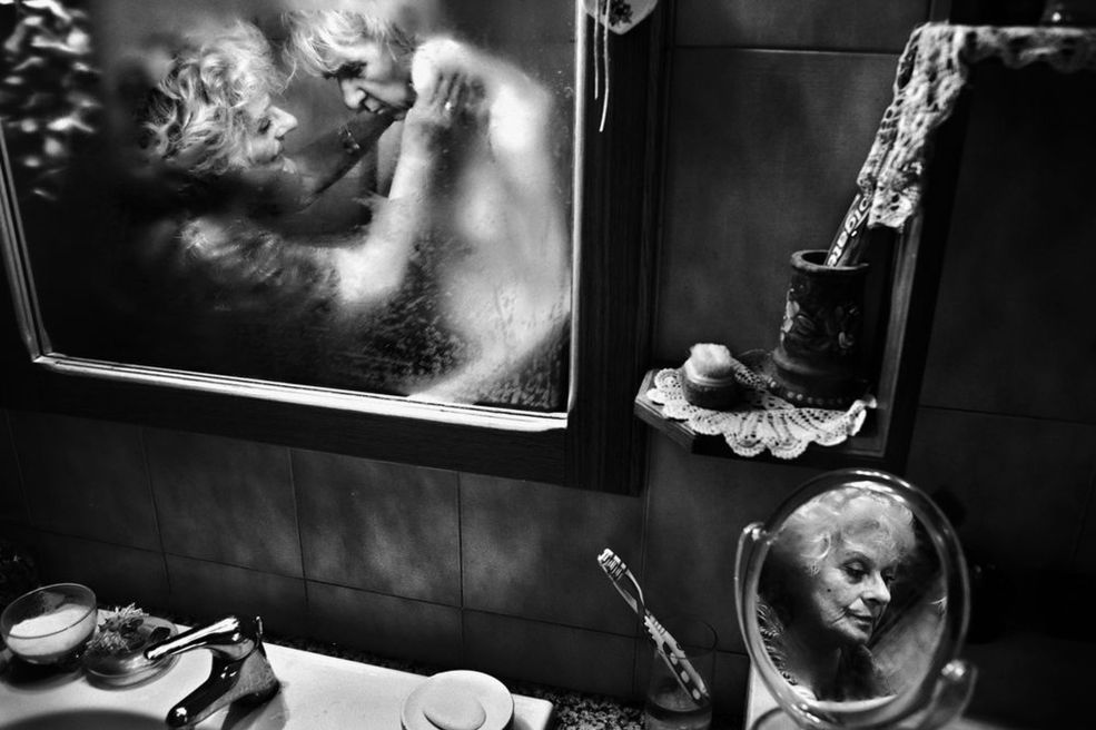 Daily Life Stories - 1 miejsce Fausto Podavini sfotografował 71-letnią Mirellę opiekującą się mężem cierpiącym na chorobę Alzheimera. Mirella i Luigi są małżeństwem od 43 lat.