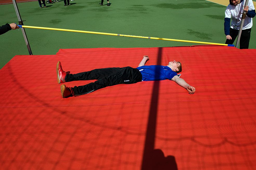 Czemu w ogóle zacząłeś fotografować?
Od zawsze interesowałem się sztukami plastycznymi. W Studium Nauczycielskim w Tychach należałem do koła plastycznego, gdzie rozpocząłem swoją przygodę z malarstwem od wystawy indywidualnej i wyróżnienia podczas konkursu malarstwa nieprofesjonalnego w Rudzie Śląskiej. Moja praca była jedynym obrazem abstrakcyjnym w całym konkursie. A potem już przyszła fotografia.
Zaczynałem, jak każdy amator - od fotografowania własnej rodziny i tego, co wokół widziałem. Miałem wielkie szczęście, ponieważ na początku swojej drogi spotkałem niezwykłego fotografa i pedagoga - Piotra Szymona. Dzięki jego radom i mądrości mogłem zgłębiać tajniki fotografii. Właściwie do dziś jego idee oraz pojmowanie sztuki jest mi bardzo bliskie. Następnym krokiem były studia w Instytucie Fotografii Kreatywnej w Opawie, które pozwoliły mi już całkowicie okrzepnąć jako dojrzałemu fotografowi.