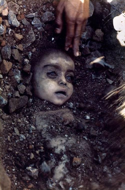 1984 r. Bhopal, Indie. Zwłoki dziecka zabitego przez trujące wycieki gazu w fabryce firmy Union Carbide.