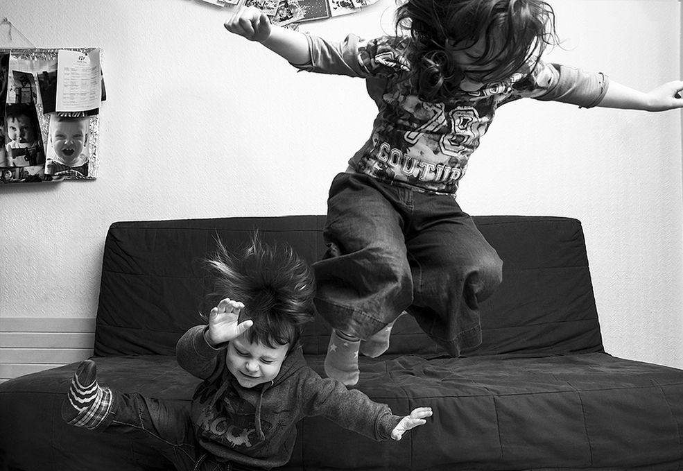 Opowiedz proszę o projekcie, dokumentującym dorastanie Twoich pociech.
Sam projekt z dzieciakami powstał bardzo organicznie i z wielu powodów. Jestem fotografem – mama aparat, a większość czasu spędzam z rodziną. Po prostu robię jej zdjęcia.
Mieszkamy w Dublinie, a kontakt z rodziną w Polsce jest ograniczony. Kiedy Zuza przytula laptopa podczas rozmowy na Skype, a Kostek całuje kamerę, bardzo łatwo jest poczuć, jak daleko jesteśmy od naszych krewnych.
Część projektu powstała po prostu dla dziadków, by móc pokazać im to, czego nie mogą doświadczyć, czyli normalne życie ich wnuków.