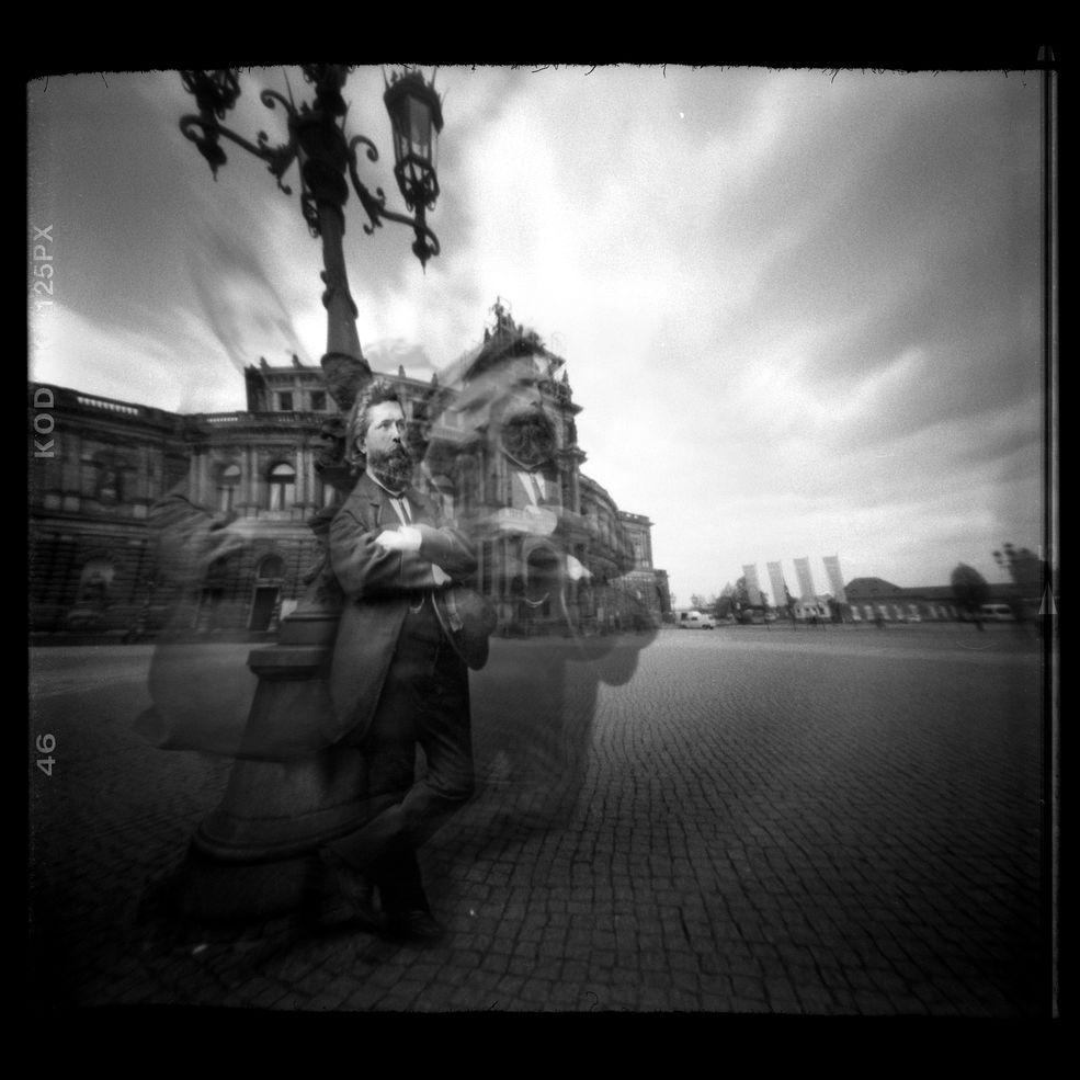 Kupiłeś je?
Kupiłem od niego niektóre zdjęcia. Miałem pomysł, który zawierał wykorzystanie dawnych zdjęć, ale nie do końca wiedziałem, jaki. Kiedy przejrzałem zdjęcia w domu, przyszła idea ożywienia bohaterów zdjęć w teraźniejszości.