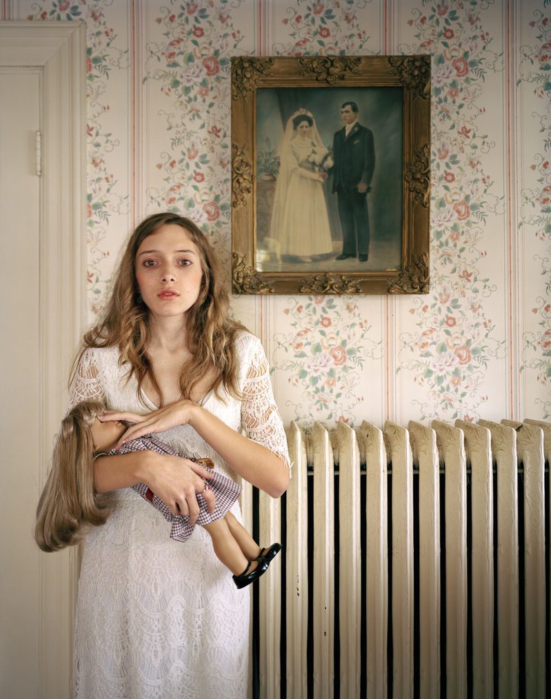People – Observed Portraits Single - 3 miejsce Ilona Szwarc sfotografowała Kaylę, właścicielkę lalki "American Girl" wykonanej na jej podobieństwo, na tle portretu przodków.