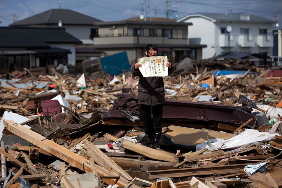 1. miejsce, "Ludzie w wydarzeniach" - fotoreportaż © Yasuyoshi Chiba, Japonia, AFP, 3 kwietnia 2011 r. Chieko Matsukawa pokazuje świadectwo szkolne córki, znalazł je w gruzach Higashimatsushima.