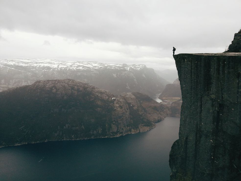 „On the edge" / Preikestolen, formacja skalna znana jako „modlitewnik", jest jedną z najczęściej odwiedzanych przyrodniczych atrakcji turystycznych w Norwegii. Preikestolen jest ogromne urwisko liczące 604 metrów. Ze względu na popularność tego miejsca w miesiącach letnich zdecydowaliśmy je odwiedzić kiedy tylko stopniał śnieg. O tej porze roku droga może być oblodzona w niektórych miejscach, a pogoda może się zmienić bardzo szybko od słońca, po deszcz i śnieg. Właśnie taka sytuacja zdarzyła się nam, ale mimo to dotarliśmy na szczyt. Widok był spektakularny. Aby wykonać to zdjęcie musiałem podejść bardzo blisko krawędzi i przyznaję, że aż zakręciło mi się w głowie. Zdjęcie zrobiłem moim smartfonem i obrobiłem je za pomocą aplikacji VSCO Cam - chciałem uzyskać subtelny wygląda nie zmieniając naturalnych kolorów i światła.
