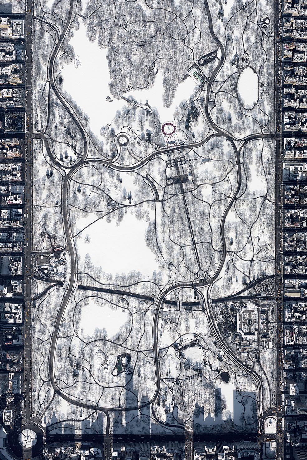 Nasz rodak – Filip Wolak – został nagrodzony za zdjęcie lotnicze przedstawiające nowojorski Central Park. Zdjęcie zatytułowane „Śnieżny Central Park z 10 tysięcy stóp” zostało wybrane spośród 95 541 prac zgłoszonych w kategorii otwartej. Selekcji dokonał zespół ekspertów pod przewodnictwem Jael Marschner.
Filip pochodzi z Torunia, od 1999 roku mieszka w Nowym Jorku. Dzięki połączeniu dwóch pasji – latania oraz fotografowania udało mu się stworzyć „unikatowy obraz świata pod spodem”, jak ujmuje to sam artysta. To samo zdjęcie zostało również nagrodzone II miejscem w konkursie Poland National Award, organizowanym w ramach SWPA 2016.