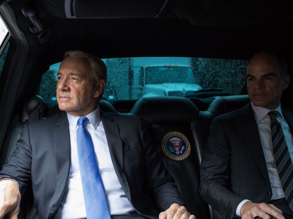 ”House of Cards” to popularny serial w stylu political fiction, będący produkcją Netfliksa. Opowiada on o życiu polityka, Franka Underwooda, który w końcu zostaje prezydentem Stanów Zjednoczonych. W tę rolę wciela się Kevin Spacey.