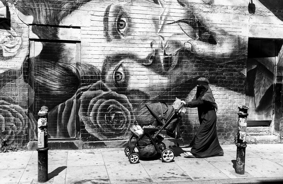 Niezwykle ekspresyjna fotografia "Walls have eyes" zdaje się aż przemawiać do odbiorcy.