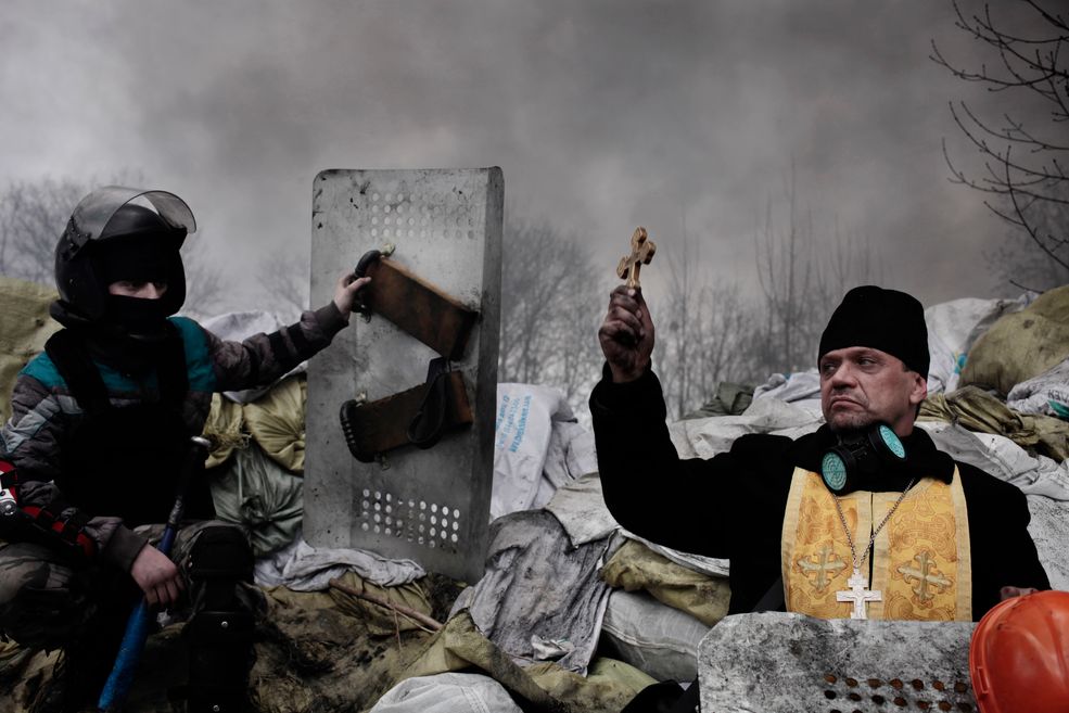 Drugie miejsce w kategorii - wiadomości, historia zdobył Jérôme Sessini za serię zdjęć "Final fight for Maidan”. Prawosławny kapłan błogosławi protestujących.