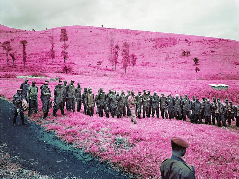 8 "Infra" pokazuje też, że patrzenie na wyniszczoną przez konflikty Afrykę przez różowe okulary, niestety nic już nie da. Fot. Richard Mosse