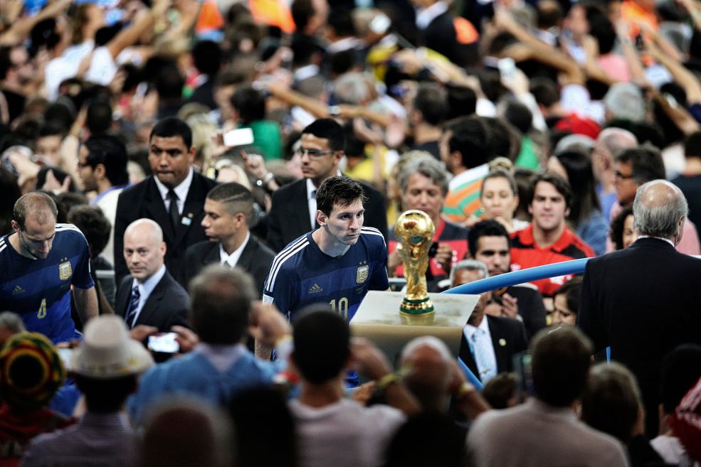 Pierwsze miejsce w kategorii - sport. Argentyński zawodnik Lionel Messi przechodzi przed pucharem świata w piłce nożnej na stadionie Marakana. Jego zespół przegrał finał z drużyną Niemiec.