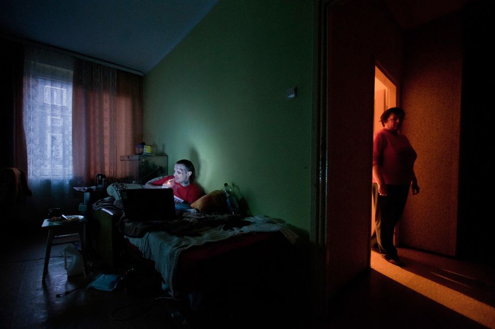 Co, według Ciebie, jest najważniejsze w fotografii dokumentalnej?
Wartość informacyjną i wizualną może uchwycić każdy. Wyzwaniem jest stworzenie fotografii emocjonalnej, która pokazuje emocje, albo je wywołuje. Najwyższym kunsztem jest dotknięcie tej intymności, której nie sposób dostrzec gołym okiem.