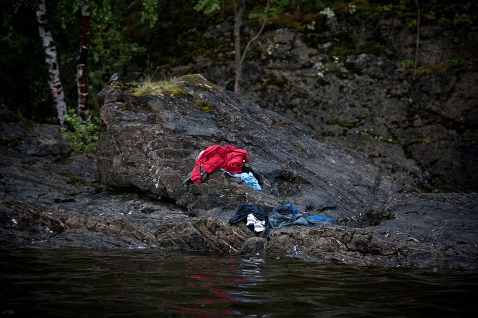 1. miejsce, "Wydarzenia" - fotoreportaż © Niclas Hammarström, Szwecja, zdjęcia wykonane dla "Aftonbladet". Norwegia, 22 lipca 2011 r. Uciekając przed Andersem Breivikiem, wiele osób na wyspie Utoya wskakiwało do zimnej wody.