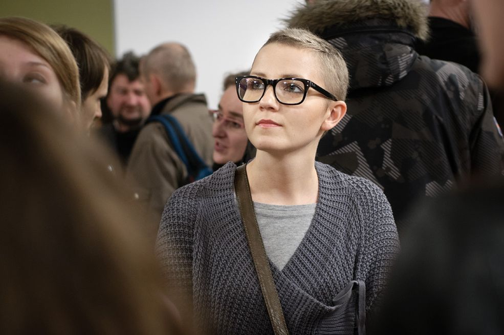 18 Krótka pauza dla uczestników wernisażu. © Krzysztof Basel