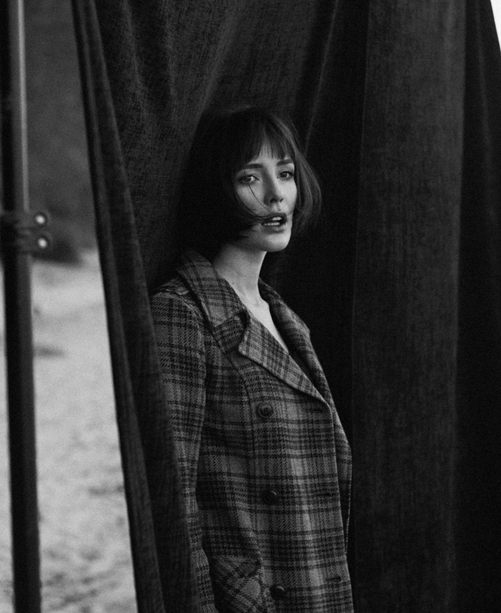 Co jest według Ciebie najważniejsze w fotografowaniu?
Uważam, że najważniejsze w fotografii, albo ogólnie w akcie twórczym jest oddanie cząstki siebie. Nie mam tutaj na myśli autoportretu - ale to, by wyrzucić z siebie jakąś uniwersalną prawdę odnośnie własnego „ja” - wtedy praca nabiera wartości, ponieważ jest szczera.
Inspiracje przekładają się bezpośrednio na stronę wizualną moich zdjęć. Przykładowo – jeśli chodzi o plenery do zdjęć, najczęściej wyszukuję je pod realizację konkretnego tematu. Szukam miejsc, które oddadzą atmosferę sesji. Często trzeba samemu stworzyć scenografię.