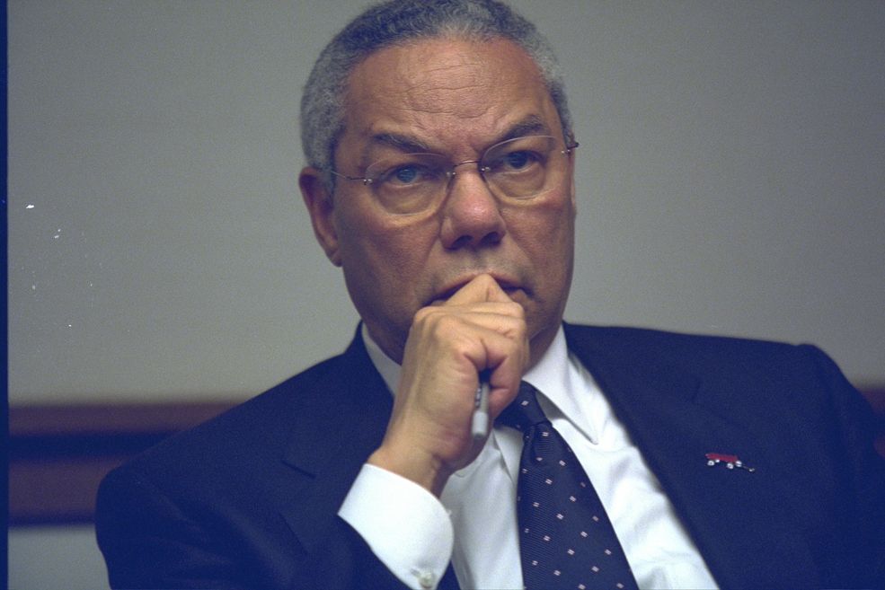 Sekretarz Stanu Colin Powell w centrum antykryzysowym PEOC (President's Emergency Operations Center)
Autorem zdjęć jest anonimowy pracownik biura Dicka Cheney-go.