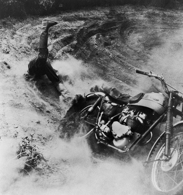 1955 r. Zawodnik przewraca się na motocyklu podczas Mistrzostw Świata Motocross w trakcie wyścigu Mølle Volk. / Mogens von Haven, World Press Photo of the Year.
Zdjęcia nagrodzone Pulitzerem przez ostatnie 20 lat